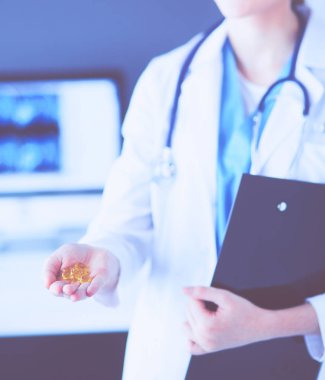 Klinikte doktorların ellerinin hapları tutarken yakın plan çekimleri..