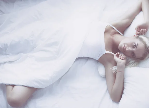 Mulher bonita deitada em sua cama em casa — Fotografia de Stock