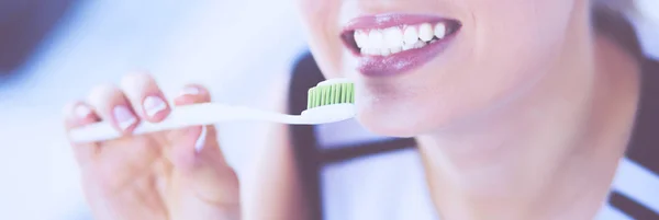 Young pretty girl maintaining oral hygiene with toothbrush. — Stock Photo, Image