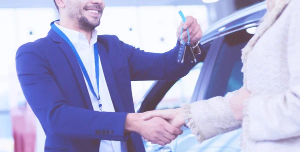 汽车经销商握手与汽车中心快乐女性的形象 — 图库照片