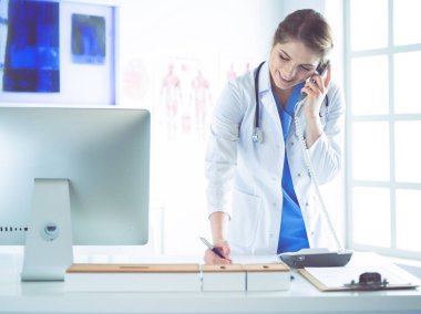 Ofisinde ciddi bir doktor var.