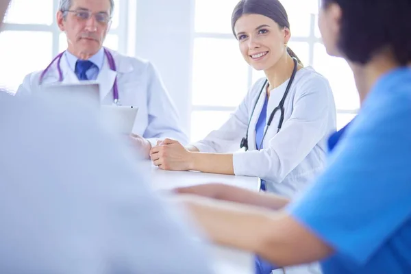 Serieuze medische team bespreken patiënten geval in een helder kantoor — Stockfoto