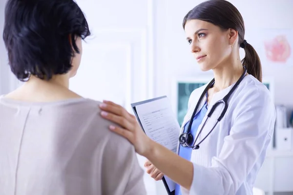 Ärztliche Beratung. Ärztin hält eine Patientin an der Schulter und beruhigt ihre Angst — Stockfoto