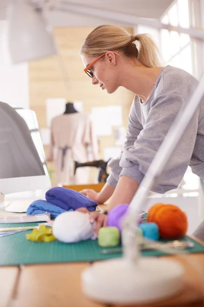 Modedesignerin arbeitet im Atelier — Stockfoto