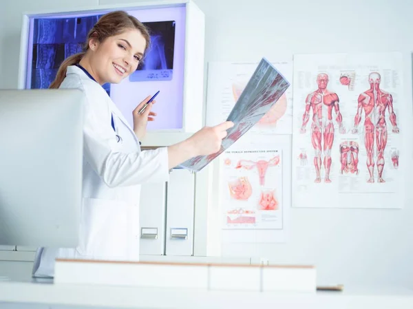 Giovane medico professionista che esamina i pazienti radiografia — Foto Stock