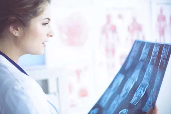 Jeune femme médecin radiologue travaillant à la clinique — Photo