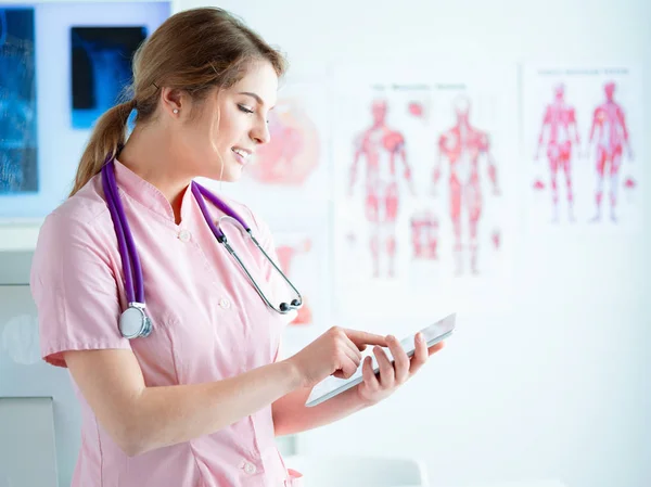 Medico donna controllare i dati medici su tablet pc — Foto Stock