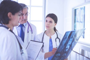 Bir grup doktor hastanede röntgenleri kontrol ediyor.