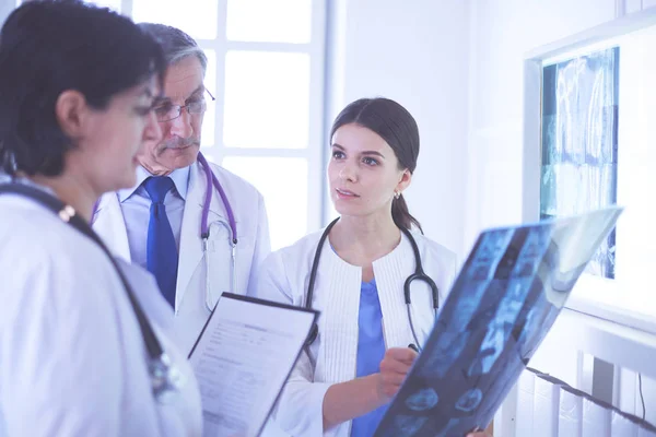 Gruppo di medici che controllano le radiografie in ospedale — Foto Stock