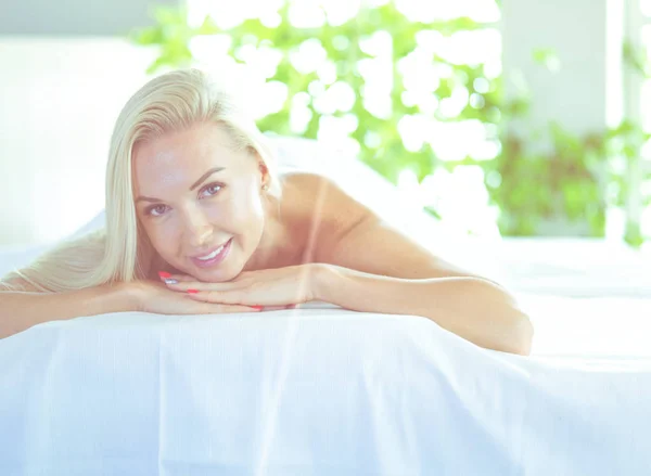 Junge Frau genießt Massage im Spa-Salon — Stockfoto