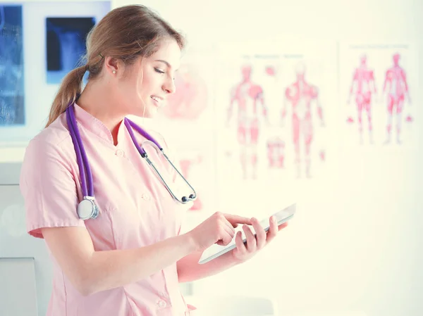 Доктор жінка перевіряє медичні дані на планшетному ПК — стокове фото