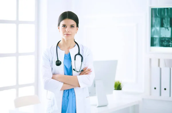 Giovane sorridente medico femminile con stetoscopio presso lo studio medico — Foto Stock