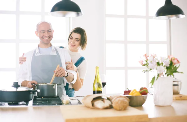 Casal cozinhar juntos na cozinha em casa — Fotografia de Stock