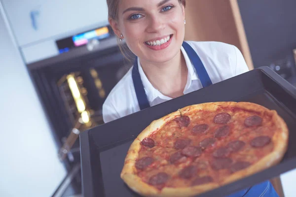 Gelukkig jong vrouw koken pizza thuis — Stockfoto