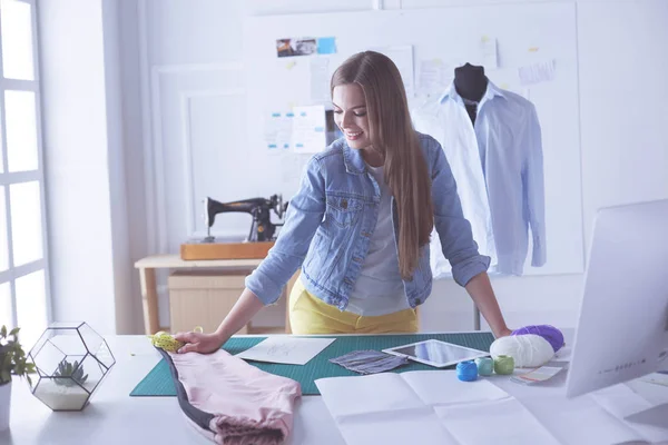 Fashion jonge ontwerper vrouw meten van een jurk. — Stockfoto