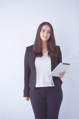 Genç iş kadını onun elinde dijital tablet ile gülümseyen portresi.