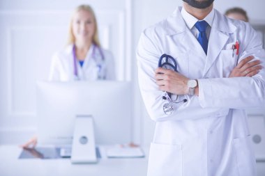 Tıbbi grubun önünde genç bir erkek doktor.