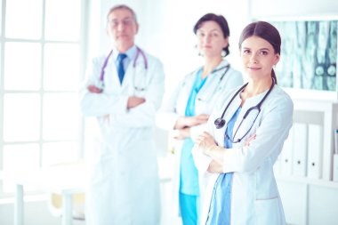 Hastane Kaza ve Acil Servis 'te duran bir grup doktor ve hemşire