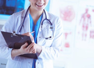 Kadın doktor hastanede dosyayla bekliyor.