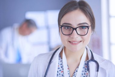 Hastane lobisinde tablet bilgisayar kullanan kadın doktor.