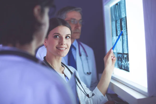 Groep artsen in een ziekenhuis. X-Ray diagnostiek. — Stockfoto