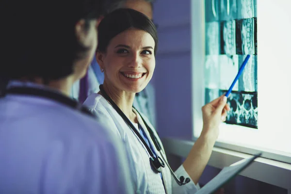 Groupe de médecins examinant les rayons X dans une clinique, en pensant à un diagnostic — Photo