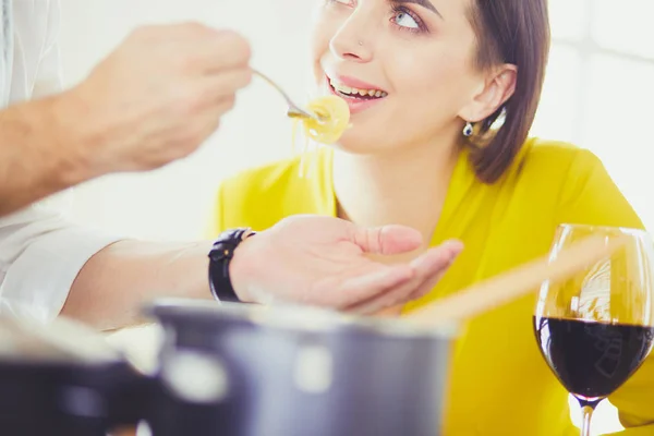 Samen koken in de keuken thuis — Stockfoto