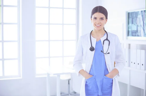 Steteskoplu ve elleri hastanede cebinde duran bir kadın doktor. — Stok fotoğraf
