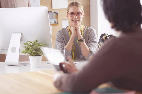 Sarta femminile sta comunicando con il potenziale cliente su abito su misura nel laboratorio di cucito — Foto Stock