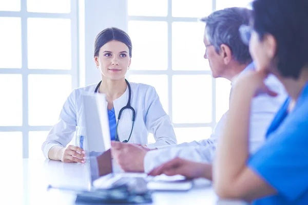 Médecins se consultant dans une salle de conférence de l'hôpital — Photo