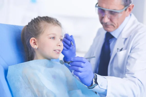 Little girl sitting in the dentists office — Stock Photo, Image