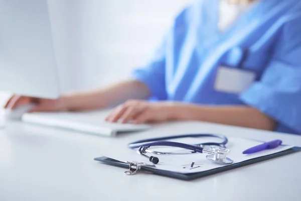 Stéthoscope sur bureau. Médecin travaillant à l'hôpital. Soins de santé et concept médical — Photo