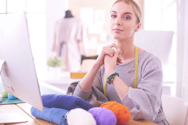 Modedesignerin nutzt Tablet-Computer im Atelier — Stockfoto