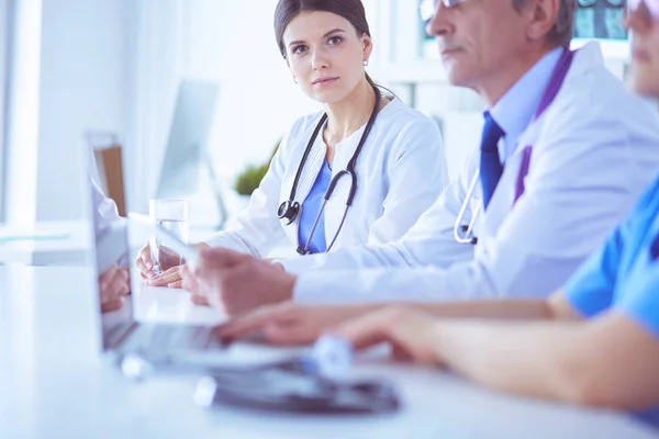 Médicos consultando entre sí en una sala de conferencias del hospital —  Fotos de Stock