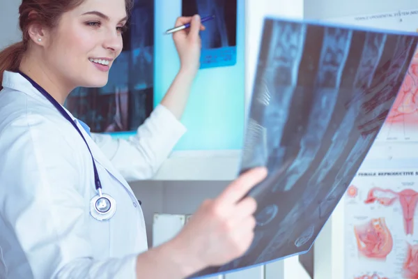 Giovane dottoressa che guarda l'immagine a raggi X dei polmoni in ospedale — Foto Stock