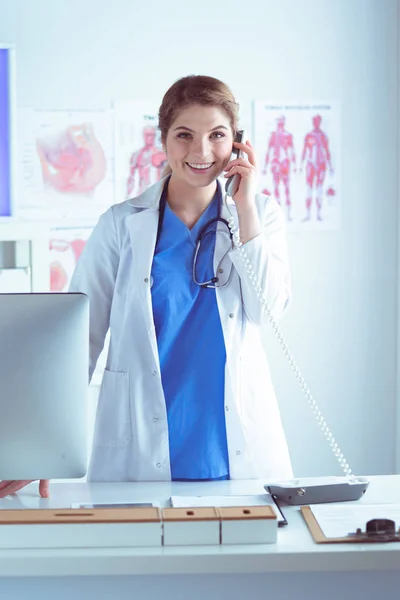 Médecin sérieux au téléphone dans son bureau — Photo