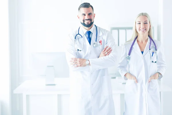 Медична команда лікарів, чоловік і жінка, в консалтинговій кімнаті — стокове фото