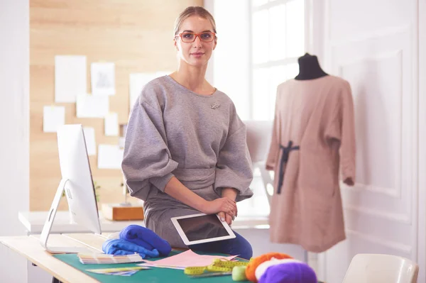 Mooie mode vrouw ontwerper staan in studio — Stockfoto