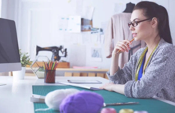 Modeontwerpers werken in studio zittend op het bureau. — Stockfoto