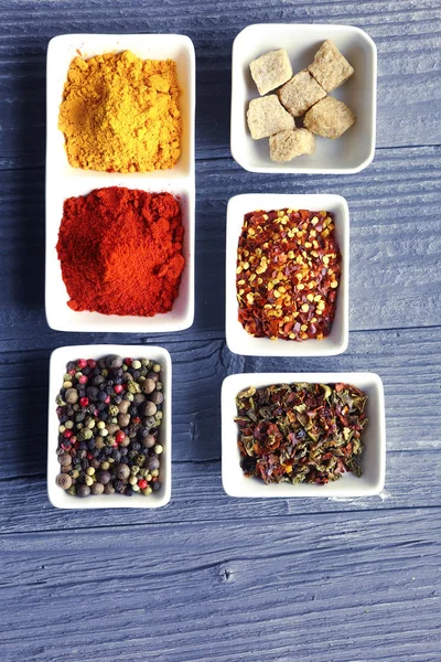 Olika kryddor i en skål på grå bakgrund — Stockfoto