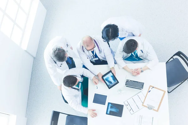 Equipo médico sentado y discutiendo en la mesa, vista superior —  Fotos de Stock