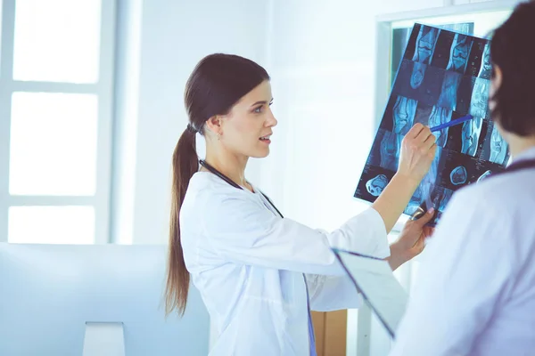 Δύο γυναίκες γιατροί που κοιτάζουν ακτινογραφίες σε ένα νοσοκομείο — Φωτογραφία Αρχείου
