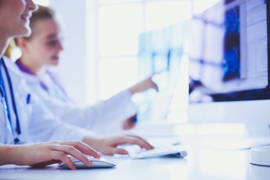 Hastanede bilgisayarla çalışan iki genç bayan doktor..