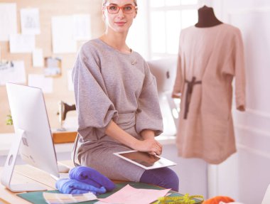 Moda tasarımcısı genç bir kadın elbise ölçüsü