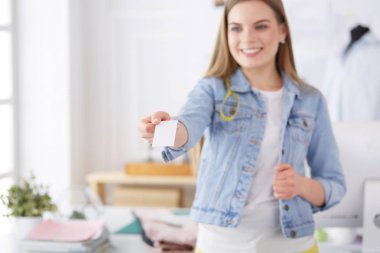 Güzel genç tasarımcı kartvizit Office ile