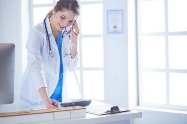 Ofisinde ciddi bir doktor var.