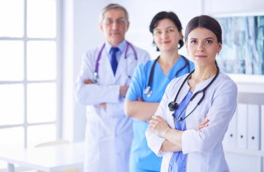 Hastane Kaza ve Acil Servis 'te duran bir grup doktor ve hemşire