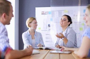 Masada kitaplarla çalışan gençler. Güzel kadınlar ve erkekler birlikte çalışıyor..