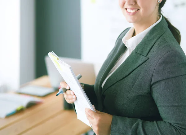 Business, formazione e concetto di ufficio - team di lavoro con flip board in ufficio discutendo di qualcosa. — Foto Stock