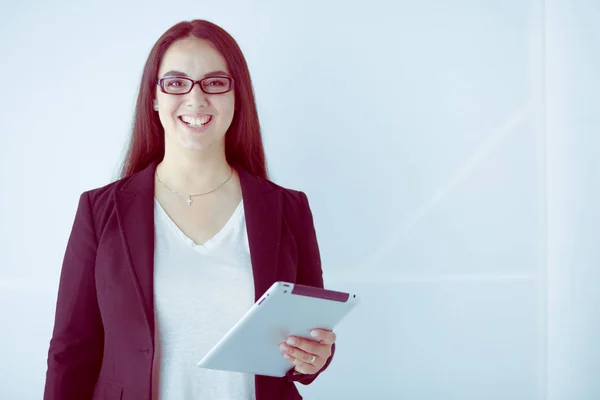 Ritratto di giovane donna d'affari sorridente con tablet digitale in mano . — Foto Stock